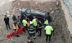 Ters dönen aracın sürücü yaralandı