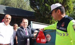 Turgutlu’da traktör sürücülerine reflektör uyarısı yapıldı