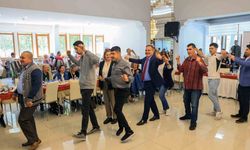Vali Akbıyık engel tanımayan bireylerle Zeybek oynadı
