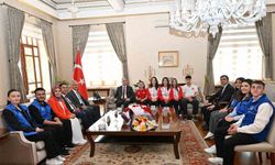 Vali Özkan gençleri ağırladı