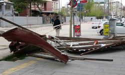 Van’da etkili olan fırtına çatıları uçurdu, ağaçları devirdi