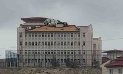 Van’da şiddetli fırtına: Çatılar uçtu