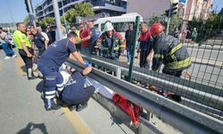 Yaya geçidini kullanan motosiklete servis aracı çarptı: 1’i ağır 2 yaralı