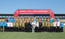 Yenilgisiz şampiyon Aliağa FK, kupayı kaldırdı