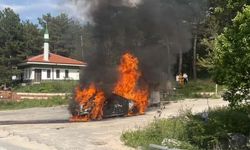 Aniden alev alan otomobil küle döndü
