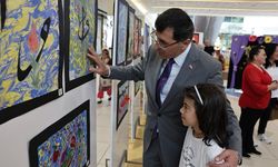 Başkan Eyüp Kahveci, minik sanatçıların ebru sergisine katıldı