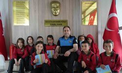 Bayburt polisi öğrencileri bilgilendirmeye devam ediyor