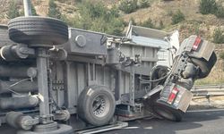 Bilecik’te kontrolden çıkan tırın dorsesi devrildi, sürücüsü yaralandı