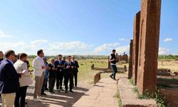 Bitlis Valisi Karakaya, Selçuklu mezarlığında incelemelerde bulundu