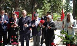 Burdur’da protokol şehitliği ziyaret etti