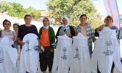 Büyükşehir ve Menteşe Belediyesi’nden arıcılara maske ve körük desteği