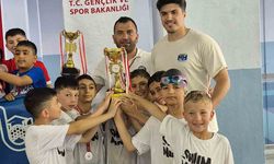 Çorum’da düzenlenen yüzme yarışında minik sporcular kıyasıya yarıştı