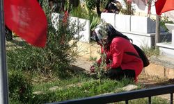 Depremde kaybettikleri yakınlarının mezarlarını ziyaret ettiler