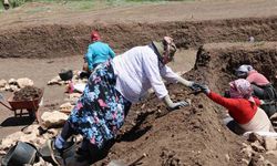 Evde pirinçten taş ayıklayan kadınlar, arkeolojik kazılarda buluntu ve veri ayıklıyor