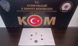 Evde saklanan tarihi paralar ve broş ele geçirildi