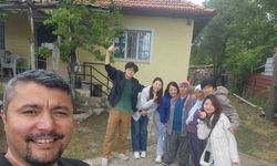Kaza yapan Çinli kafileyi evinde ağırlayıp, sazla sözle eğlendirdi