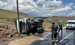 Kum yüklü tır devrildi: Sürücü yara almadan kurtuldu