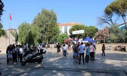 Öğrenciler sınavda veliler dışarıda ter döktü