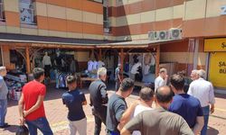 Pazar yerinde oğul veren arılar kovana alındı
