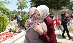 Vali Yiğitbaşı ve protokolden şehitlikleri bayram ziyareti
