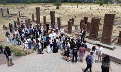 Antalyalı öğrenciler tarihi ilçe Ahlat’ı gezdi