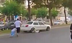 Babalarıyla yolun karşısına geçen çocuklara otomobil çarptı: O anlar kamerada