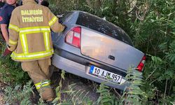 Balıkesir’de otomobil şarampole uçtu: 2 yaralı