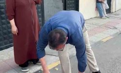 Belediye başkanı sokağı süpüren kadının elinden süpürgeyi alıp kendi süpürdü