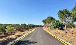 Çanakkale’de köy yollarında sıcak asfalt dökme çalışmaları hız kesmeden devam ediyor