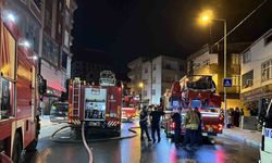 Gaziosmanpaşa’da yangın paniği: 3 katlı binanın çatısı alev alev yandı