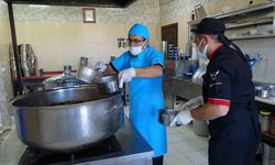 Her gün 600 kişiye sıcak yemek, 60 kişiye ücretsiz berber hizmeti veriliyor