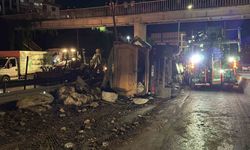 Kağıthane’de moloz yüklü hafriyat kamyonu devrildi: 1 yaralı