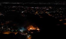 Kocaeli Başiskele’de çalılık alanda çıkan yangın geceyi aydınlattı