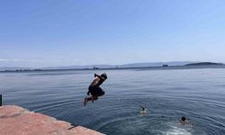 Sıcaktan bunalan İstanbullular kendini serin sulara attı