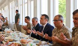 Vali Sözer Mehmetçiklerle aynı sofrada buluştu