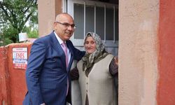 Validen kendisine uzaktan görüp el sallayan yaşlı kadına sürpriz ziyaret