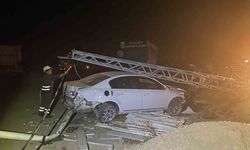 Elektrik direğine çarpan aracın motoru yerinden fırladı