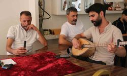 Sıcaklardan bunalan vatandaşlar klimalı ortamlarda sazlı türkülü zaman geçiriyor