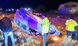 Takla atan hafif ticari aracın sürücüsü kaçarak kayıplara karıştı