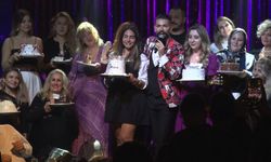 Ünlü sanatçı, sahnede 36 kişinin doğum gününü aynı anda kutladı