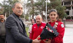 Altın madalyalı boksör Evin Erginoğuz çiçeklerle karşılandı