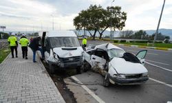 Balıkesir’de işçi servisi ile otomobil çarpıştı: 1 ölü, 4 yaralı