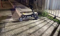 Çarpışmanın etkisiyle başını kaldırıma vurdu, ağır yaralandı