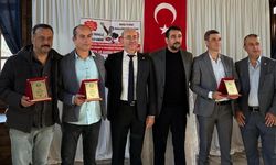 Edremit’te Bakkallar Odası, 20 yılını tamamlayan esnafları plaketle ödüllendirdi