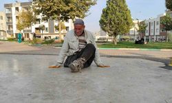 Engelli yaşlı adam sürünerek yaşıyor