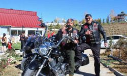İki teker üzerinde yolculuk yapan motosiklet tutkunları, kentin farklı noktalarını tanıtıyor