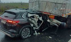 Keşan’da otomobil tırın dorsesine çarptı: 3 kişi yaralandı