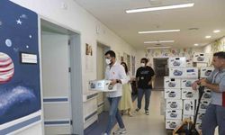 Mersin’de lösemili çocuklara moral veren hediye kutuları dağıtıldı