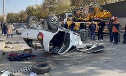 Otomobil karşı şeride geçerek ters döndü: 2 yaralı