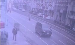 Ümraniye’de ilginç kaza kamerada: Sürücüsüz motosikletin çarpmasından kıl payı kurtuldu